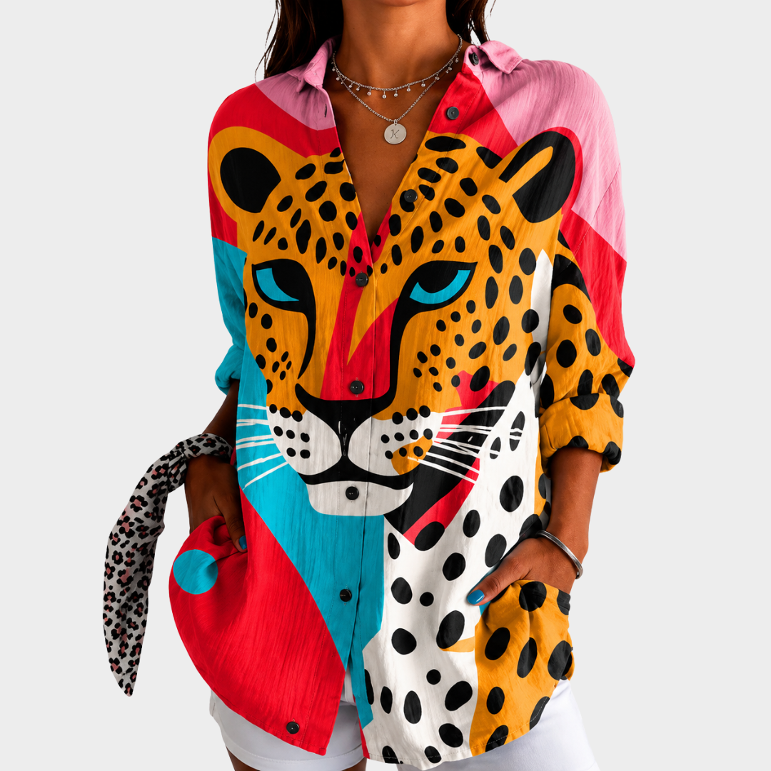 Blusa audaz con rostro de leopardo