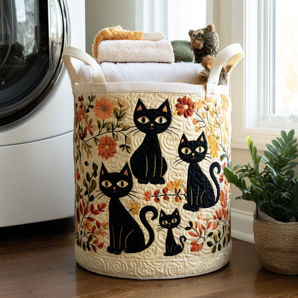 Panier rembourré avec des chats parmi les fleurs