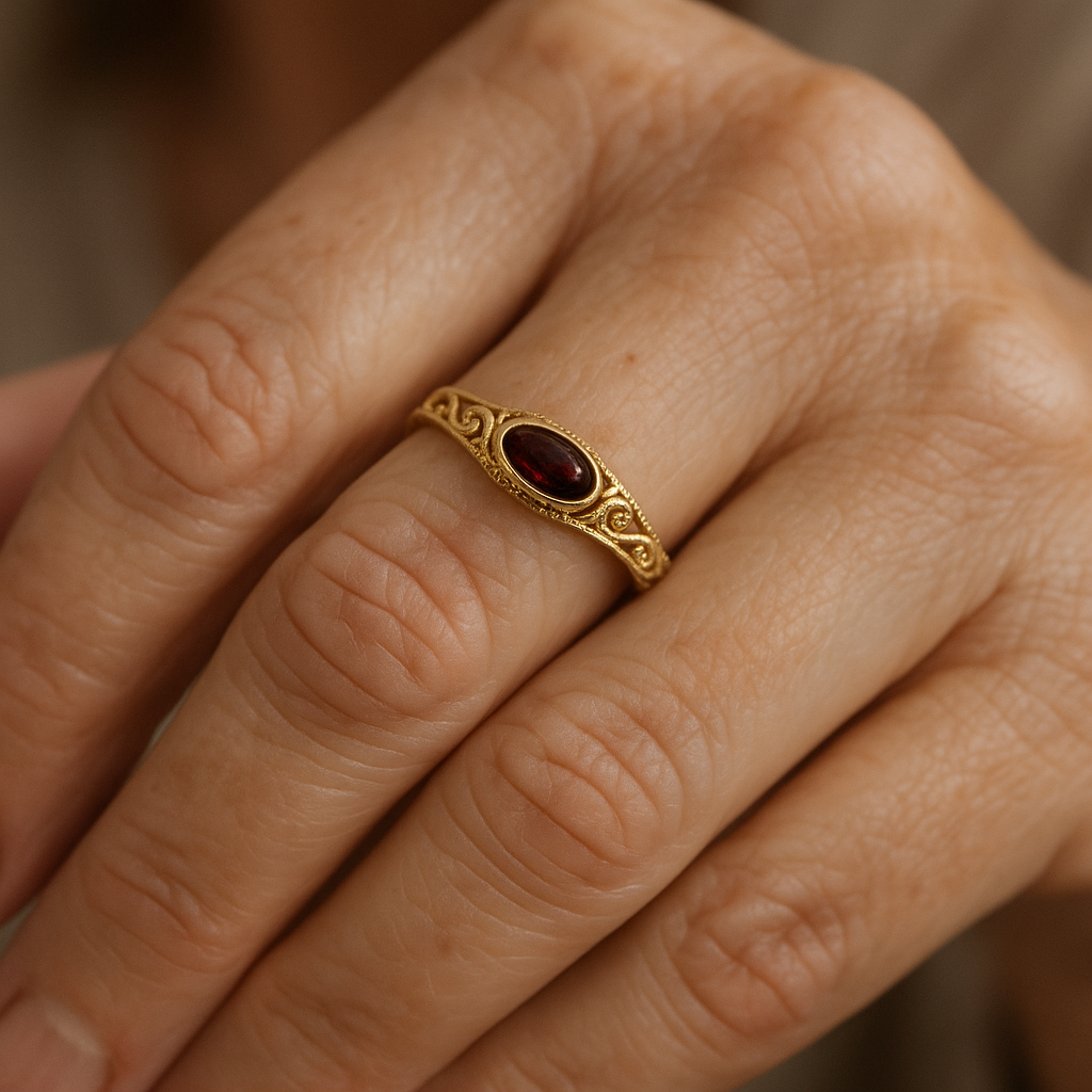 Anillo dorado vintage con cristal rojo