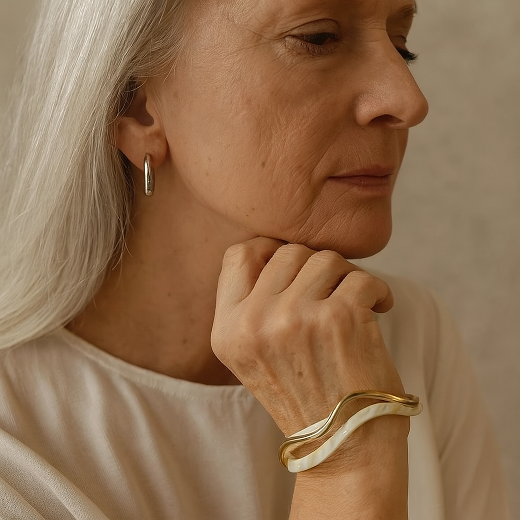 Pulsera dorada elegante con ópalo blanco
