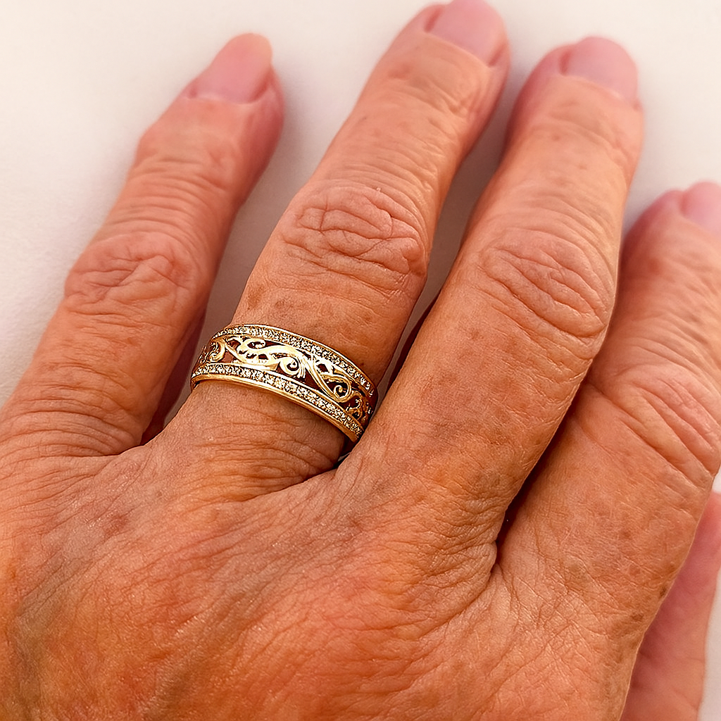 Anillo de oro hueco brillante