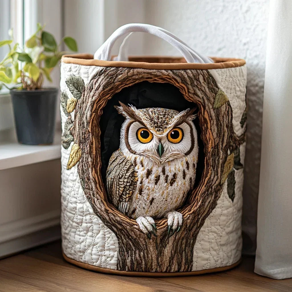 Panier rembourré avec un hibou parmi les branches