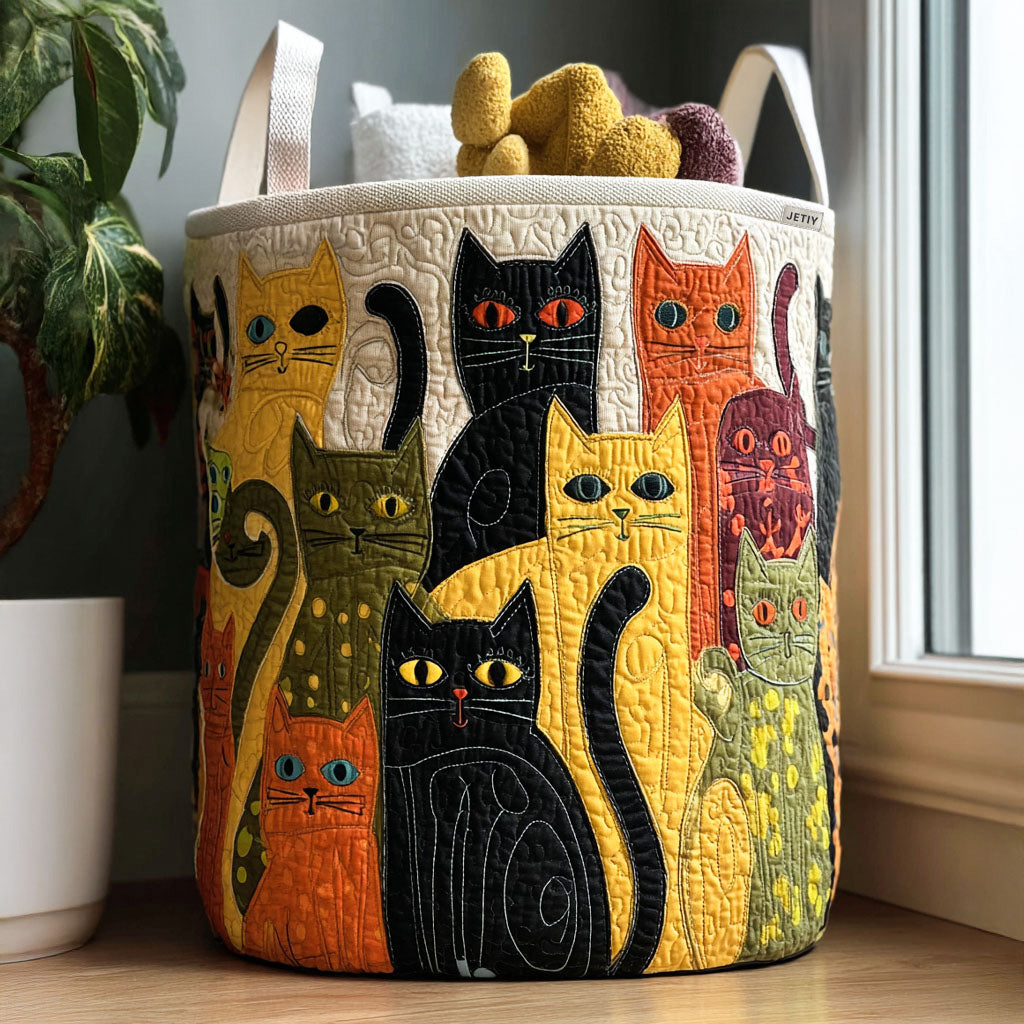 Panier rembourré avec des chatons blottis
