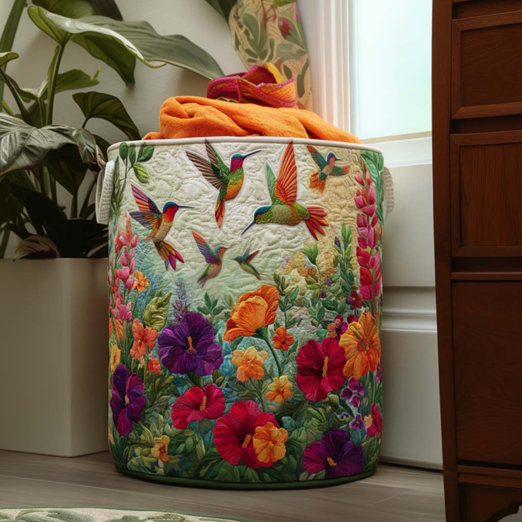Panier matelassé avec des papillons parmi les fleurs