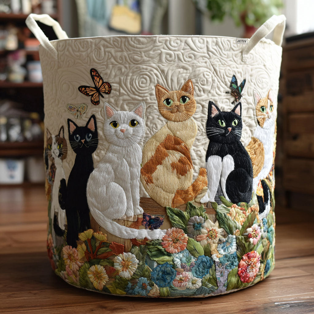 Panier rembourré avec des chats parmi les fleurs du jardin