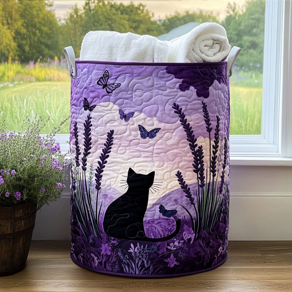 Panier rembourré avec des chats dans un pré nocturne