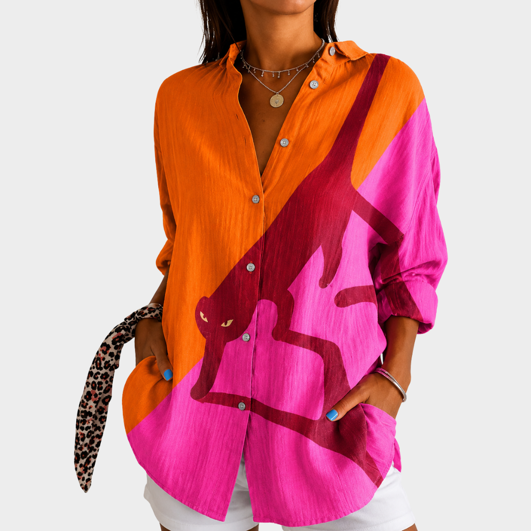 Blusa llamativa de estilo safari al atardecer