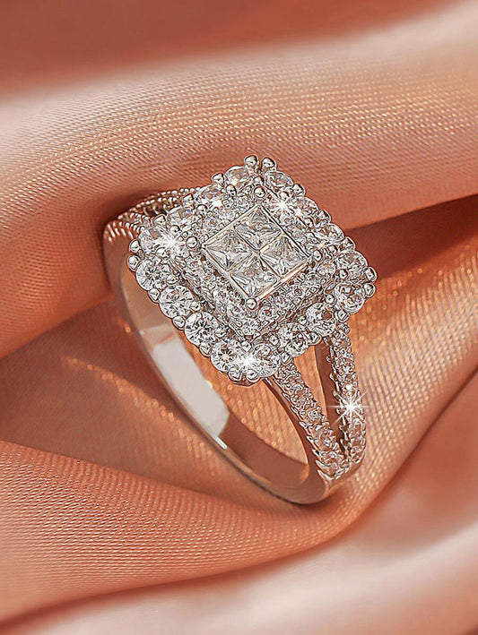 Isabella – Anillo audaz con halo cuadrado y pavé radiante