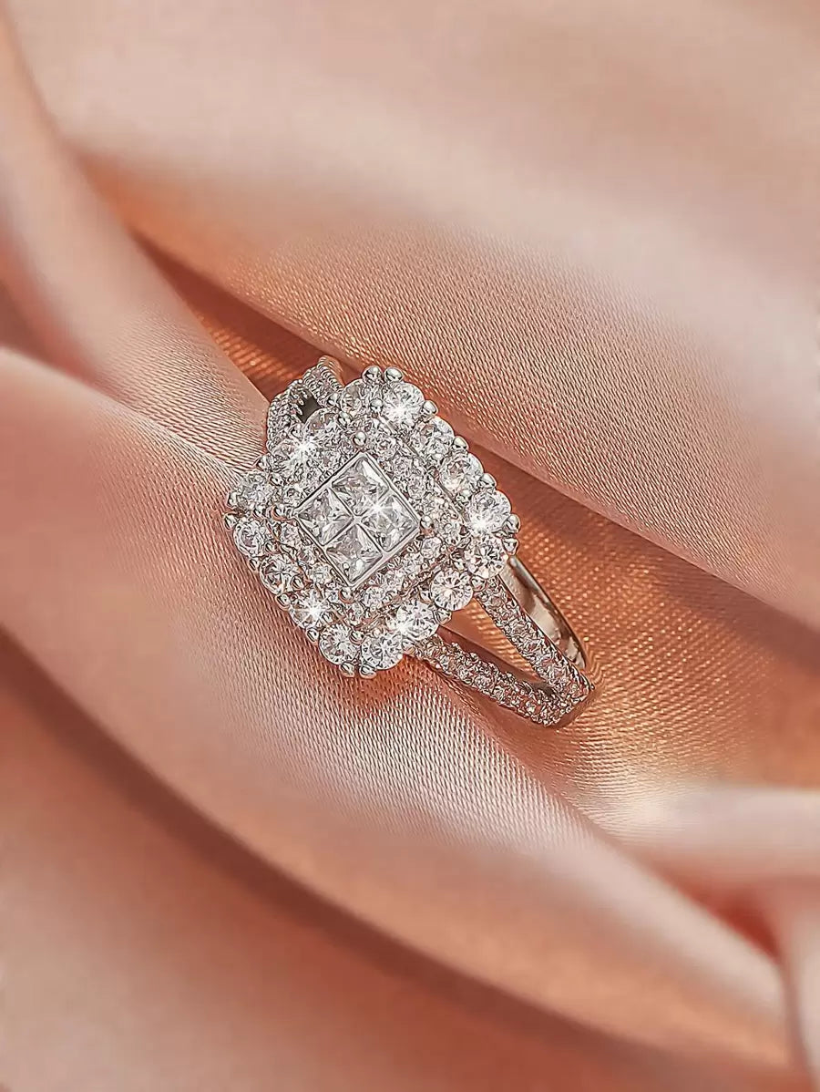 Isabella – Anillo audaz con halo cuadrado y pavé radiante