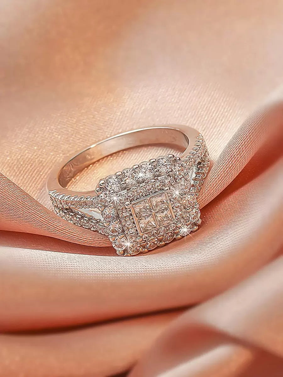 Isabella – Anillo audaz con halo cuadrado y pavé radiante