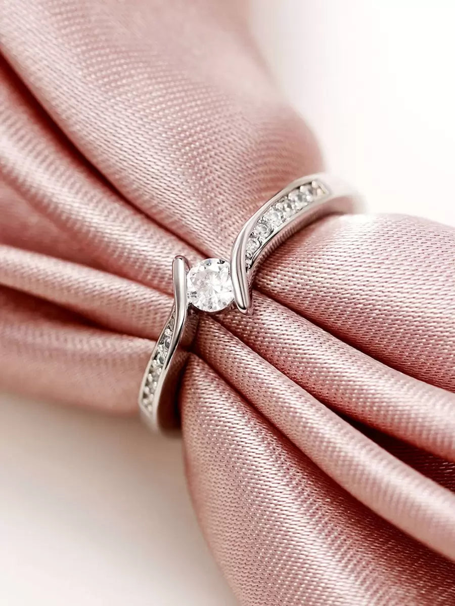 Clara – Anillo delicado con brillo de zirconia cúbica
