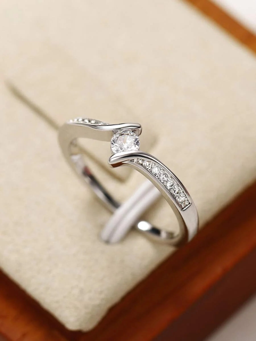 Clara – Anillo delicado con brillo de zirconia cúbica