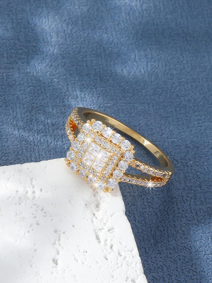 Isabella – Anillo audaz con halo cuadrado y pavé radiante