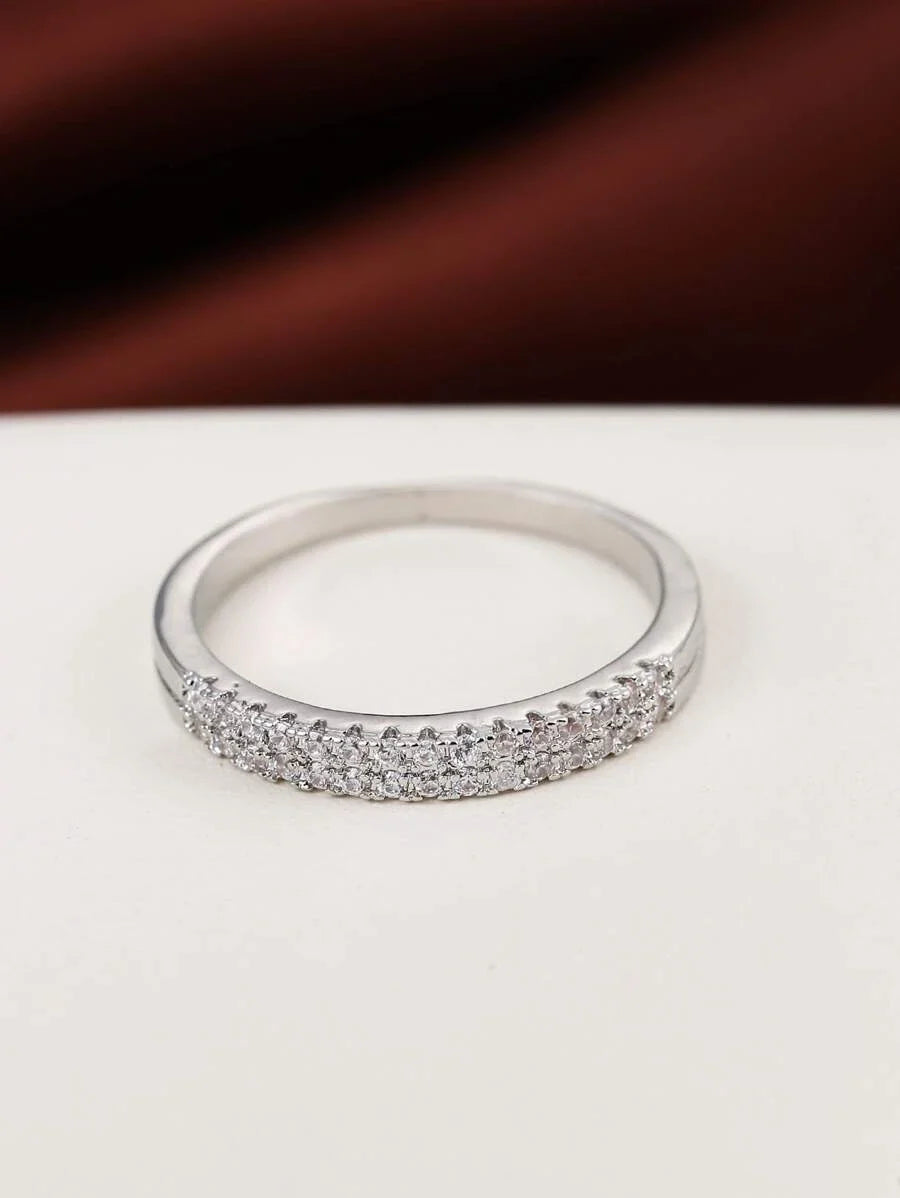 Victoria – Anillo atemporal con brillo tipo diamante