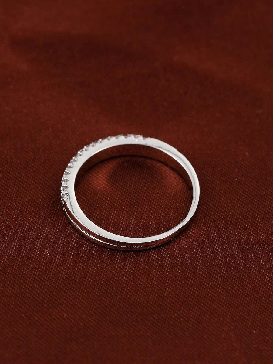 Victoria – Anillo atemporal con brillo tipo diamante