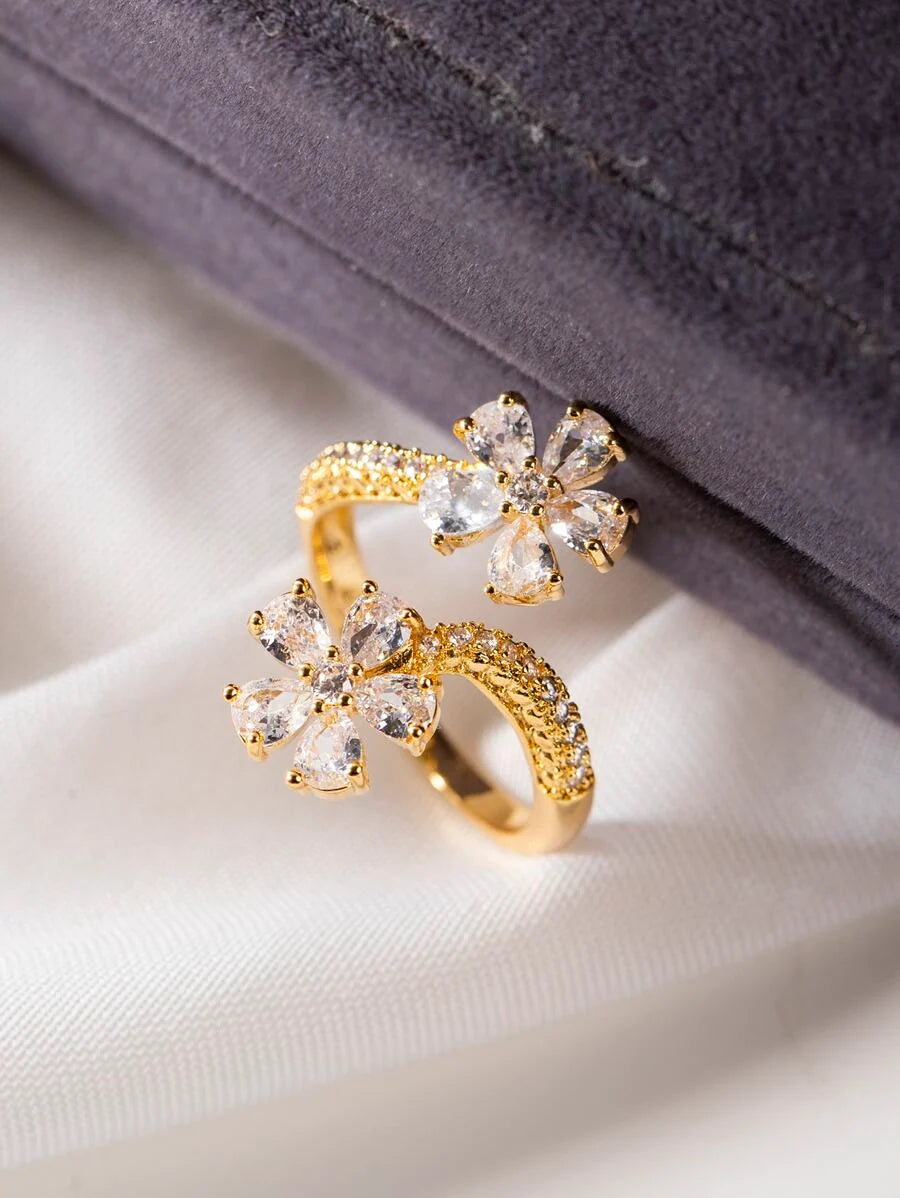 Camellia – Anillo elegante con flor y brillo refinado