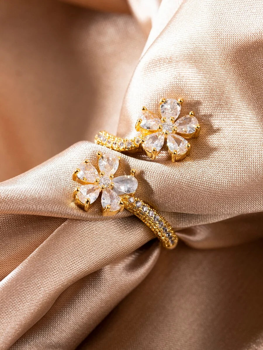 Camellia – Anillo elegante con flor y brillo refinado