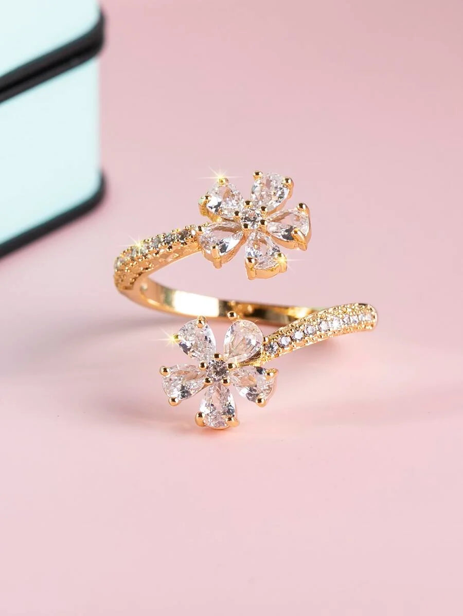 Camellia – Anillo elegante con flor y brillo refinado