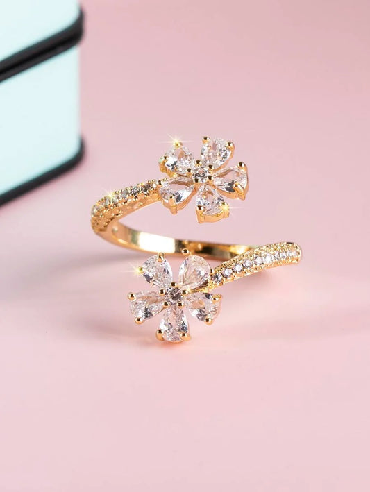 Camellia – Anillo elegante con flor y brillo refinado