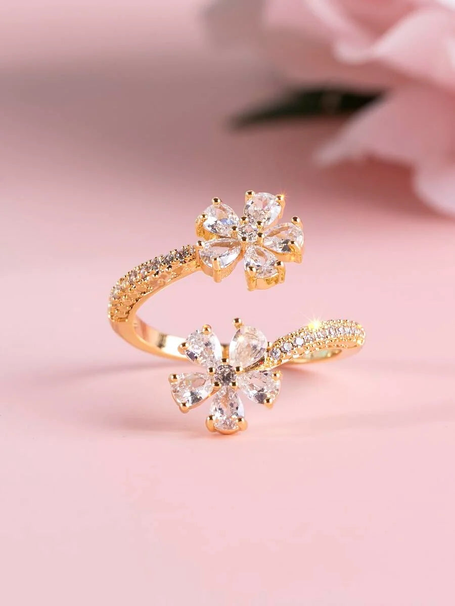 Camellia – Anillo elegante con flor y brillo refinado