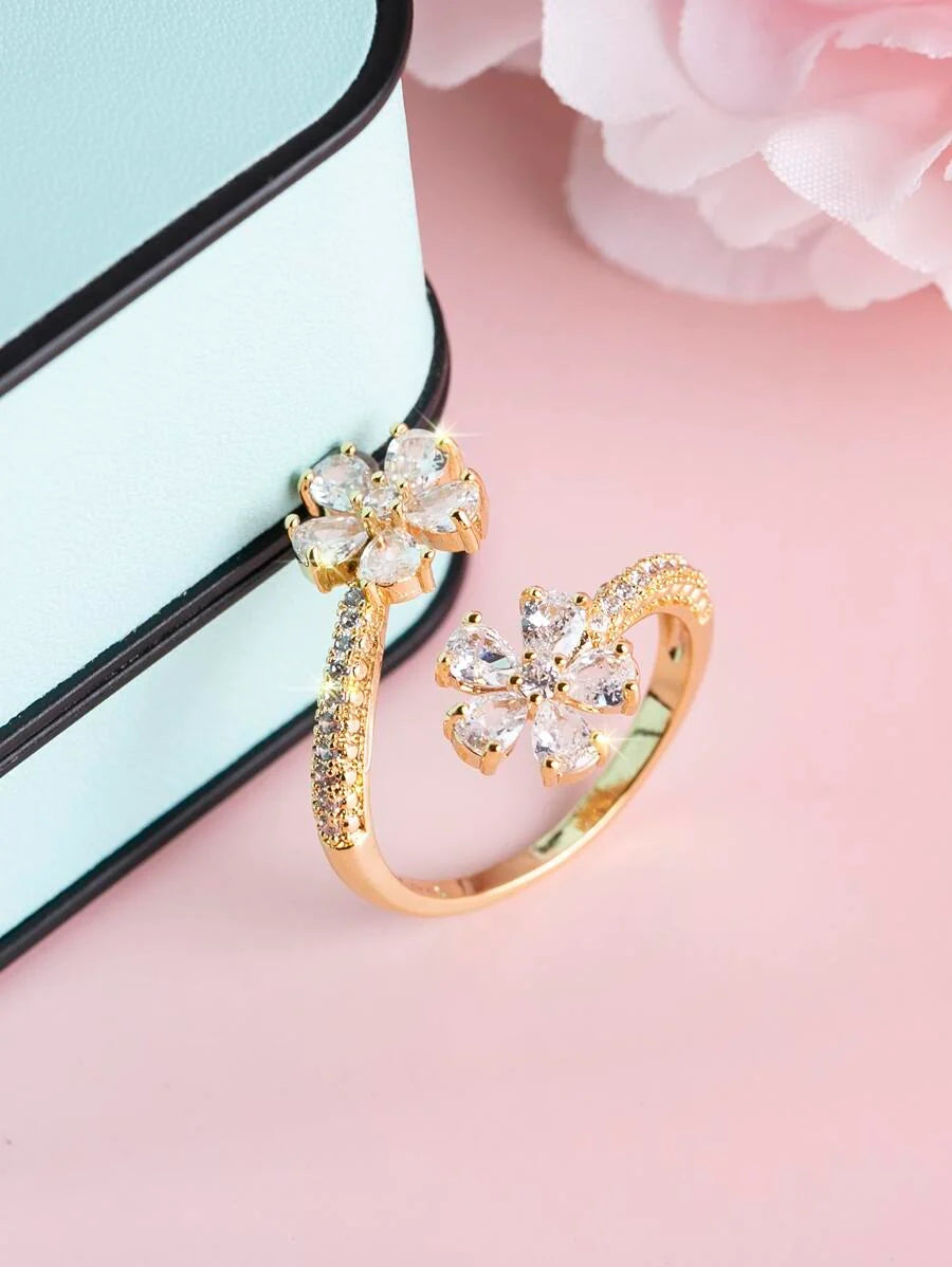 Camellia – Anillo elegante con flor y brillo refinado