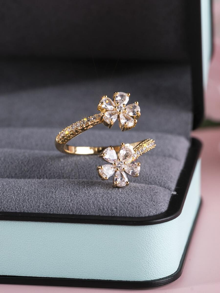 Camellia – Anillo elegante con flor y brillo refinado