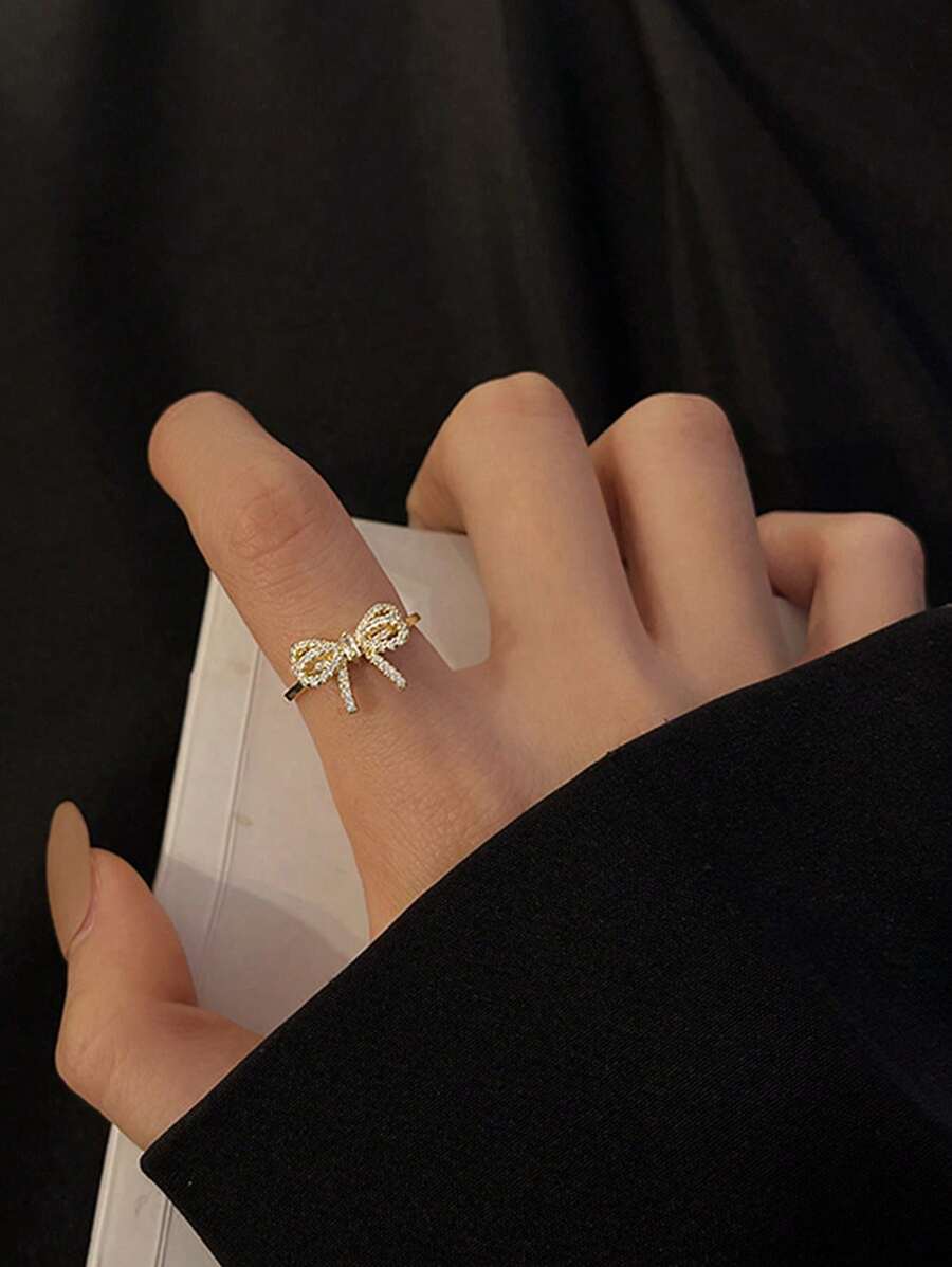 Eleanor – Anillo con lazo de zirconia y un brillo suave de estilo vintage