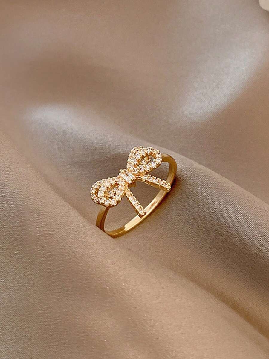 Eleanor – Anillo con lazo de zirconia y un brillo suave de estilo vintage