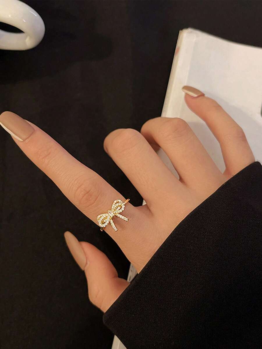 Eleanor – Anillo con lazo de zirconia y un brillo suave de estilo vintage