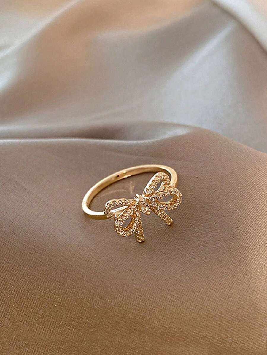 Eleanor – Anillo con lazo de zirconia y un brillo suave de estilo vintage