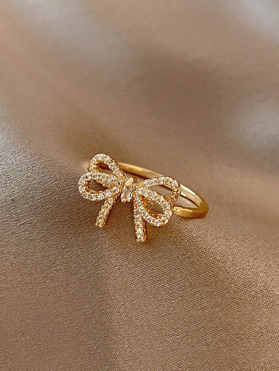 Eleanor – Anillo con lazo de zirconia y un brillo suave de estilo vintage