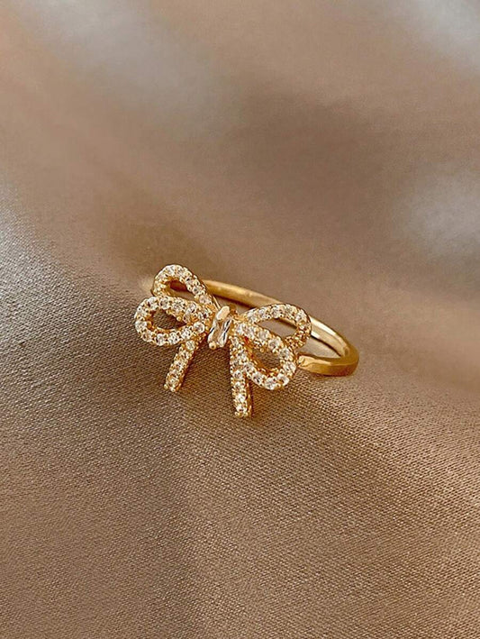 Eleanor – Anillo con lazo de zirconia y un brillo suave de estilo vintage