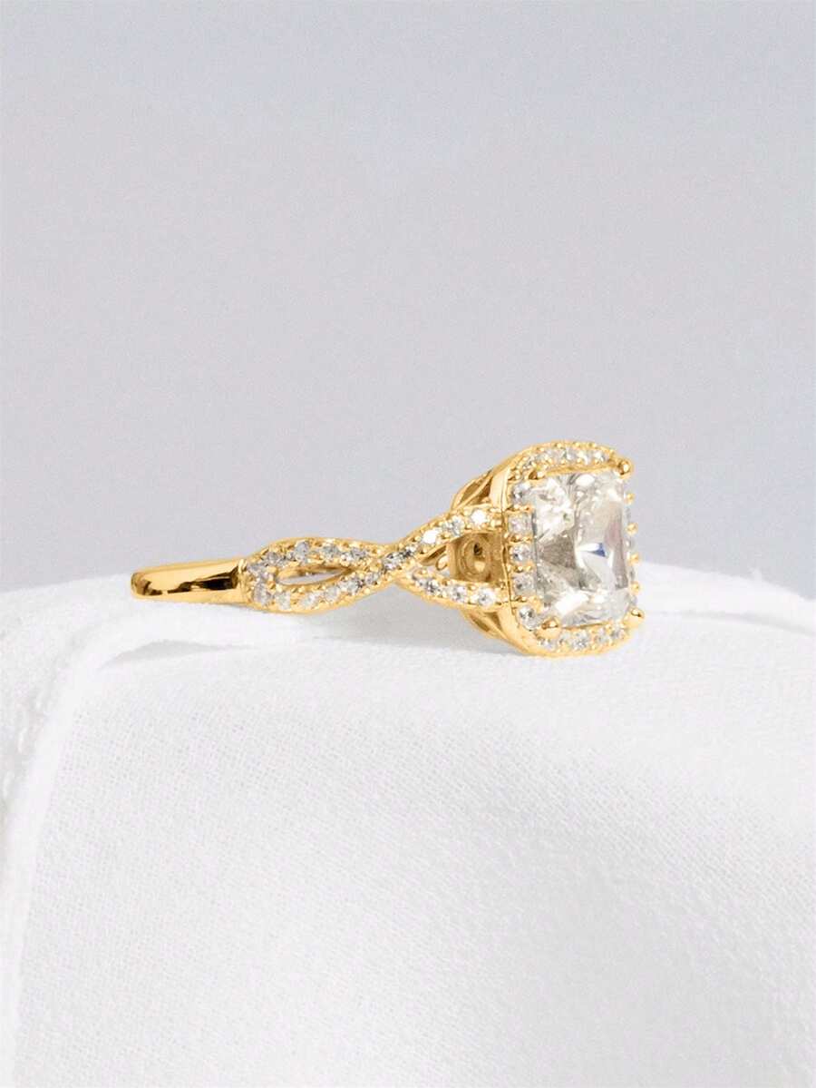 Amelia – Anillo solitario glamoroso con un brillo radiante de zirconia cúbica