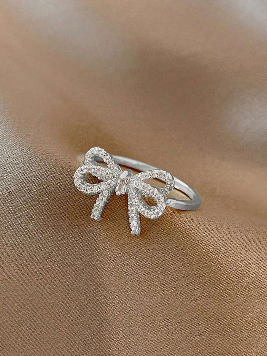 Eleanor – Anillo con lazo de zirconia y un brillo suave de estilo vintage