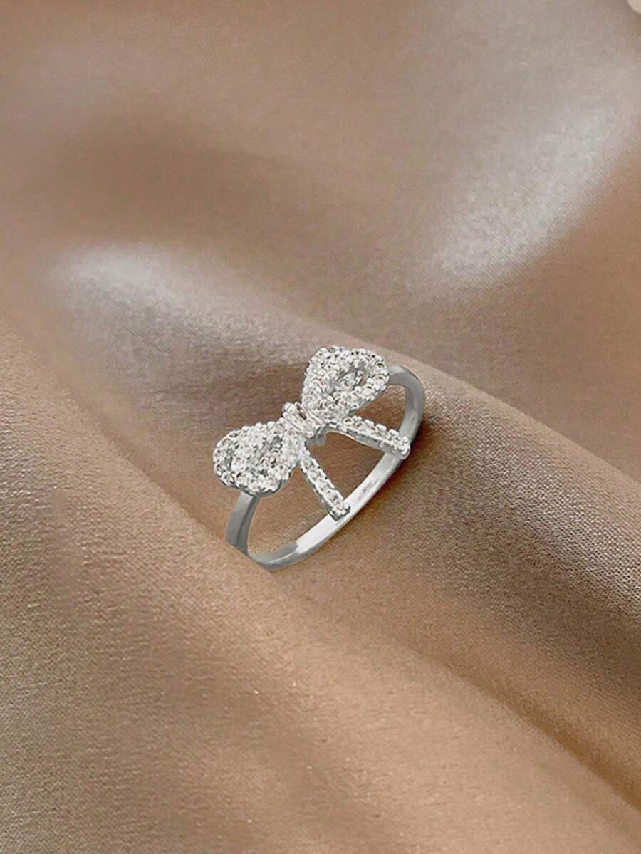 Eleanor – Anillo con lazo de zirconia y un brillo suave de estilo vintage