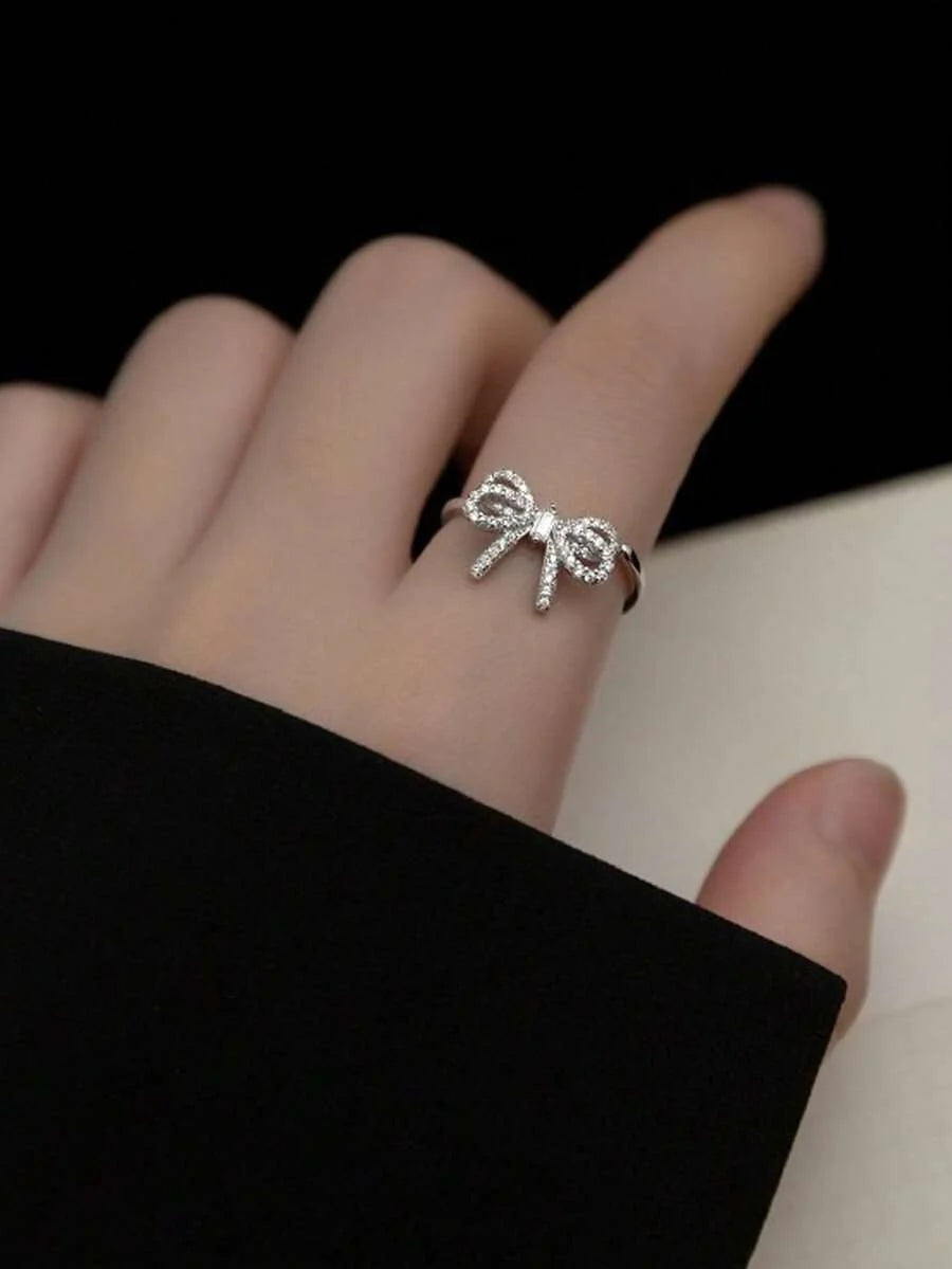 Eleanor – Anillo con lazo de zirconia y un brillo suave de estilo vintage