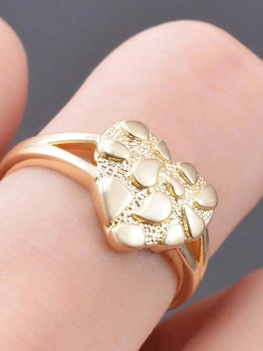 Valentina – Anillo de corazón esculpido con una dorada elegancia audaz