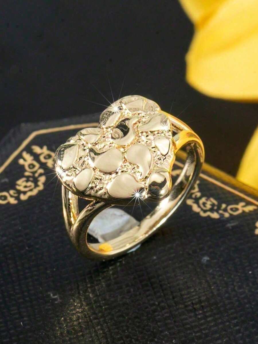 Valentina – Anillo de corazón esculpido con una dorada elegancia audaz