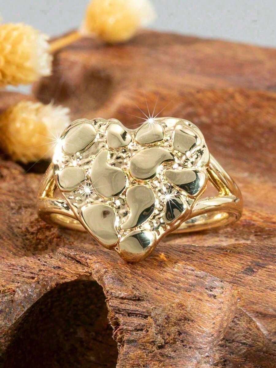 Valentina – Anillo de corazón esculpido con una dorada elegancia audaz