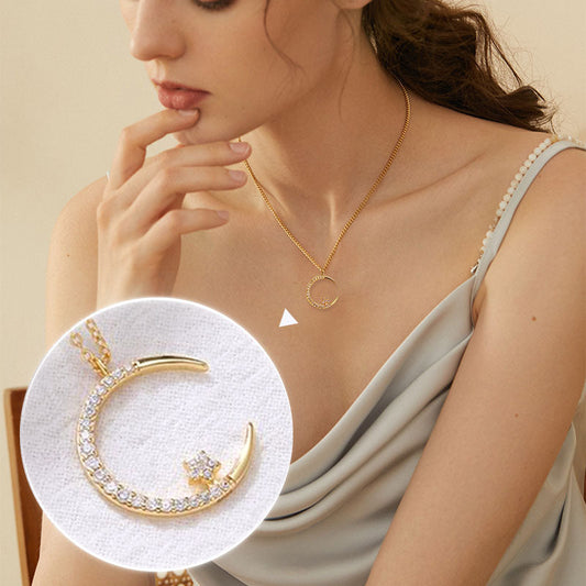 Collar con luna y estrellas brillantes