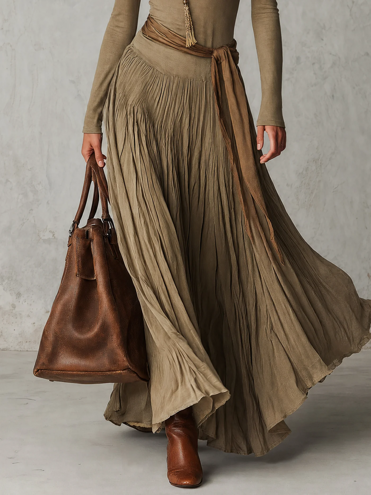JULIE - Robe maxi plissée élégante à col montant et manches longues avec lien à la taille