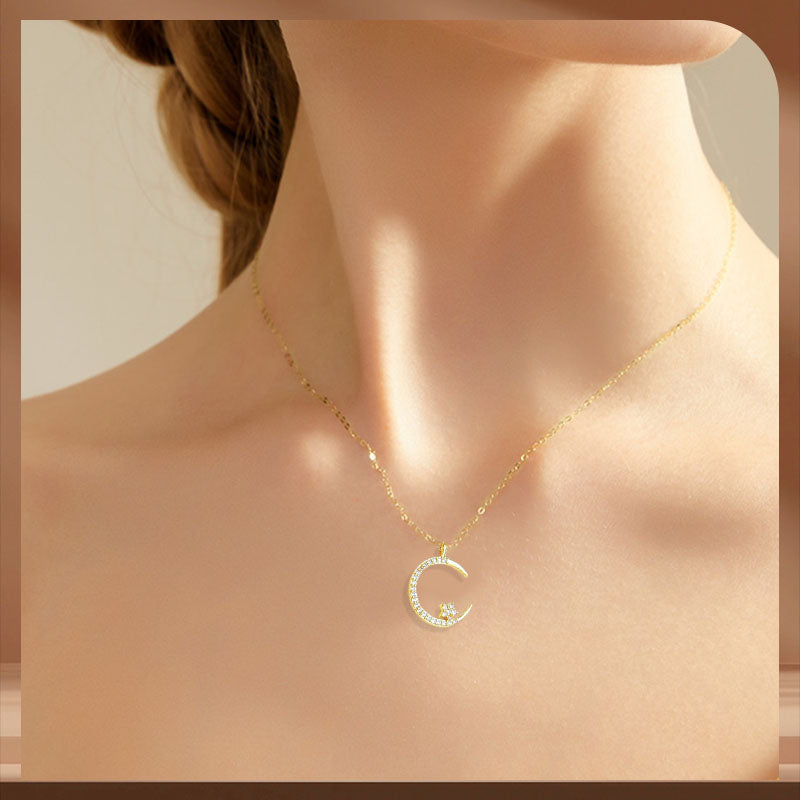 Collar con luna y estrellas brillantes