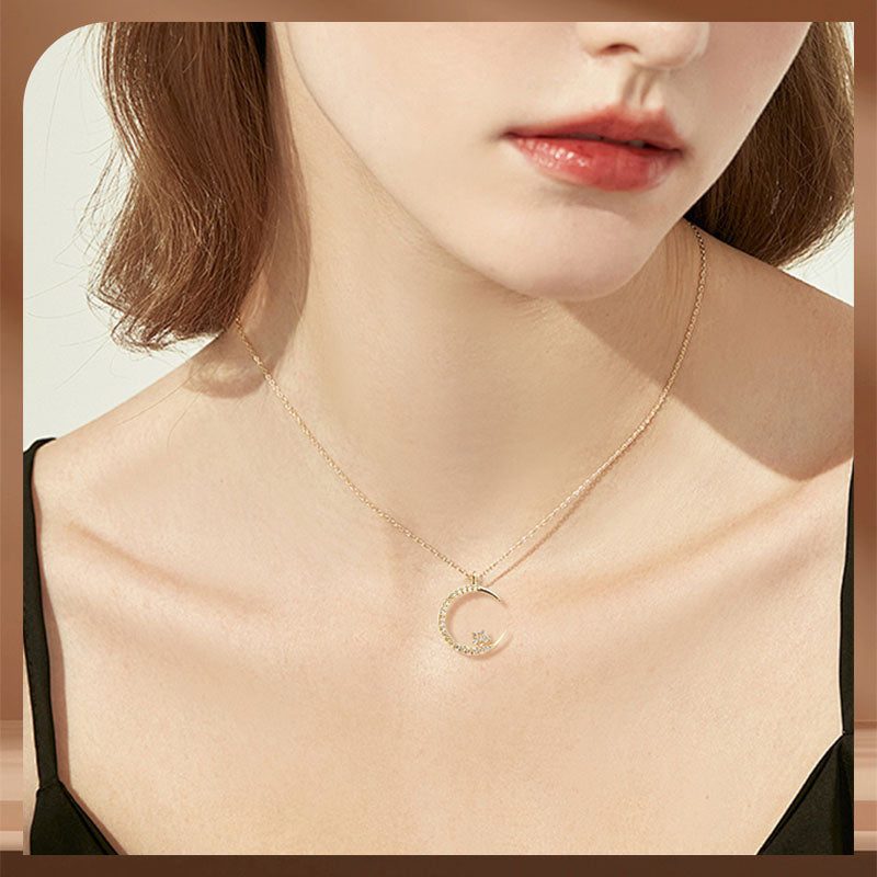 Collar con luna y estrellas brillantes