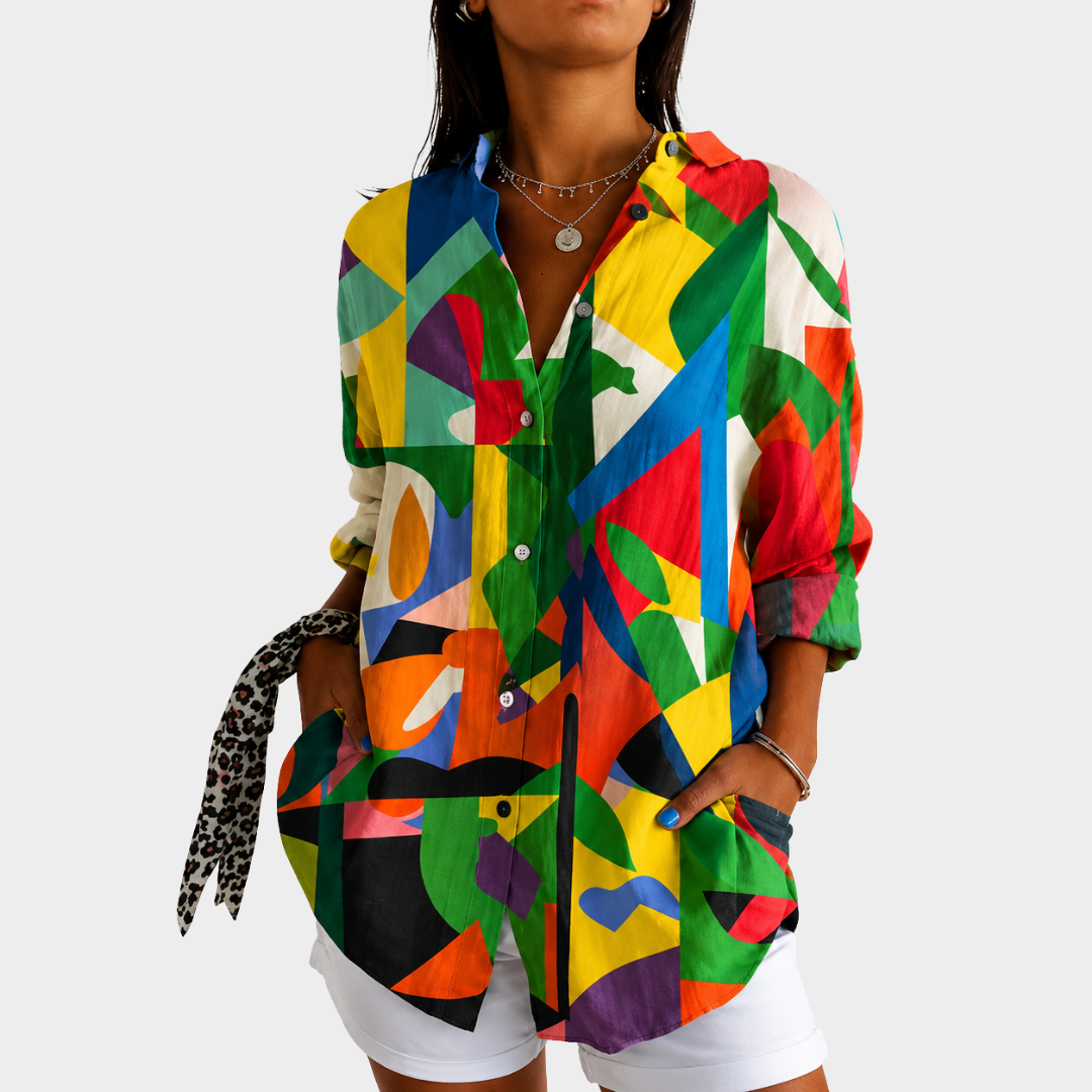 Blusa con salpicaduras de color y diseño artístico.