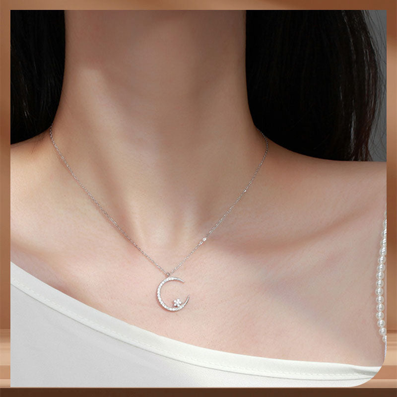 Collar con luna y estrellas brillantes