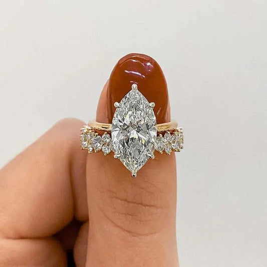 Conjunto de anillos de diamante en talla marquesa de lujo en oro