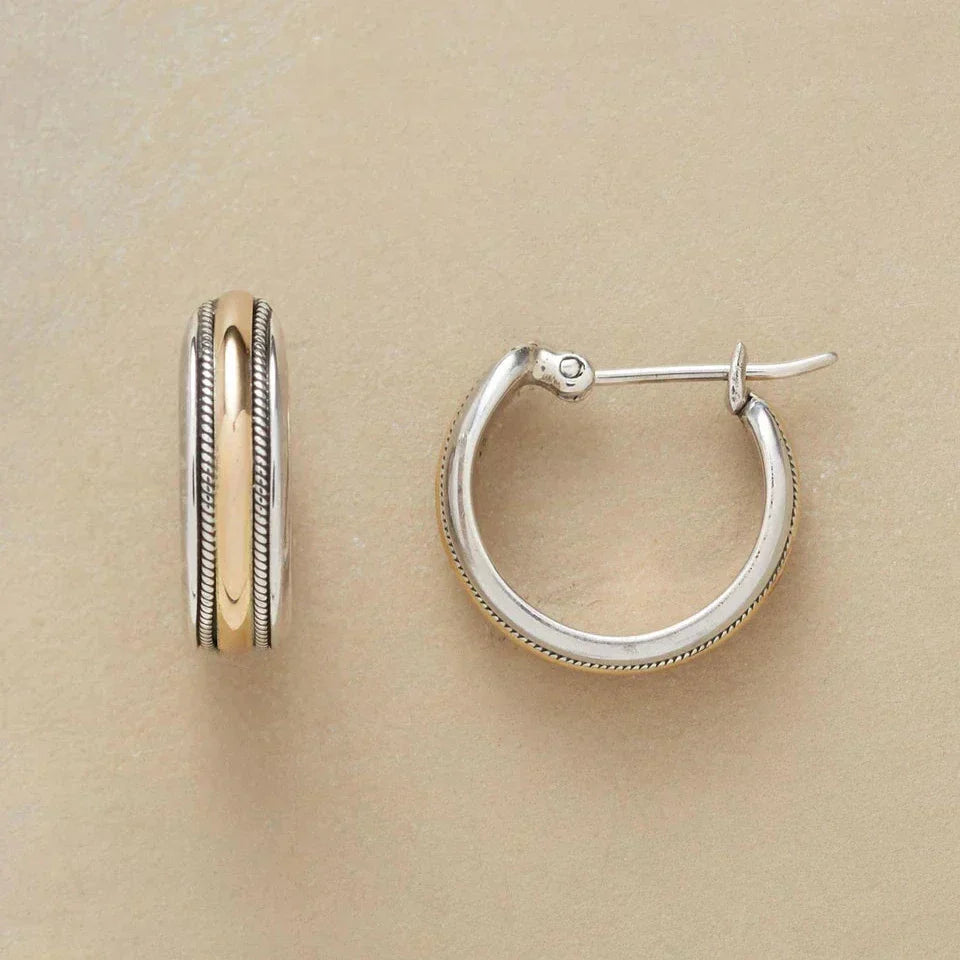 Pendientes de aro plateados con línea dorada de estilo vintage