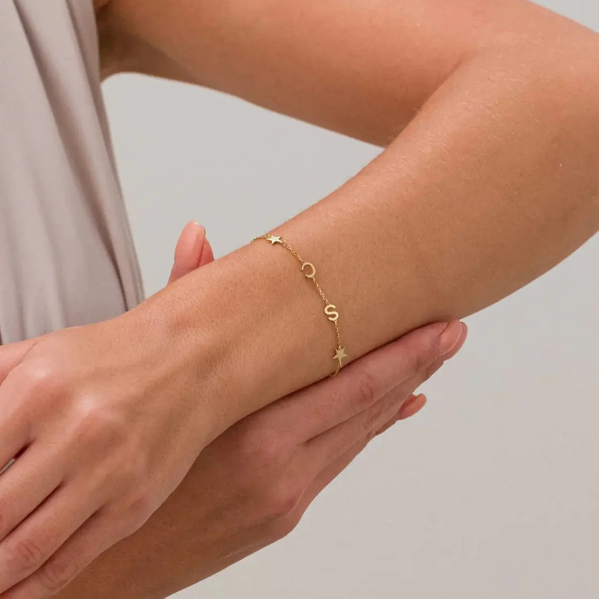Pulsera personalizada con las iniciales a los lados