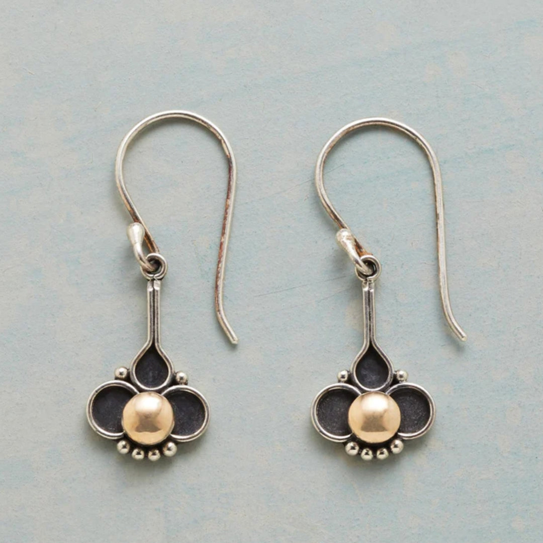 Pendientes bohemios con trébol y perlas en dorado