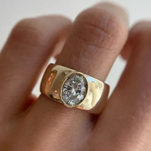 Anillo vintage con zirconia engastada en oro